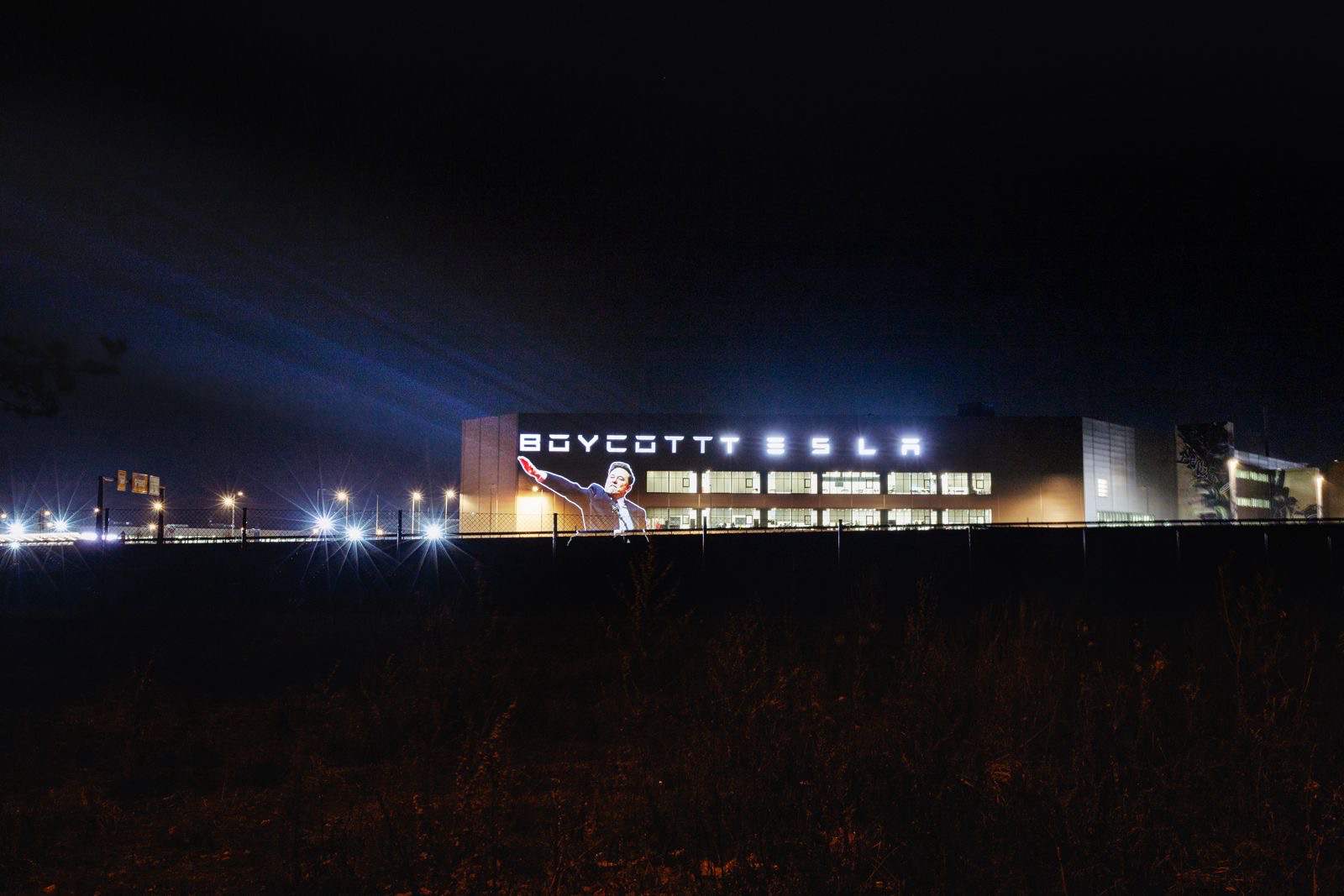 „Boykott Tesla!“ steht auf der Gigafactory in Berlin.