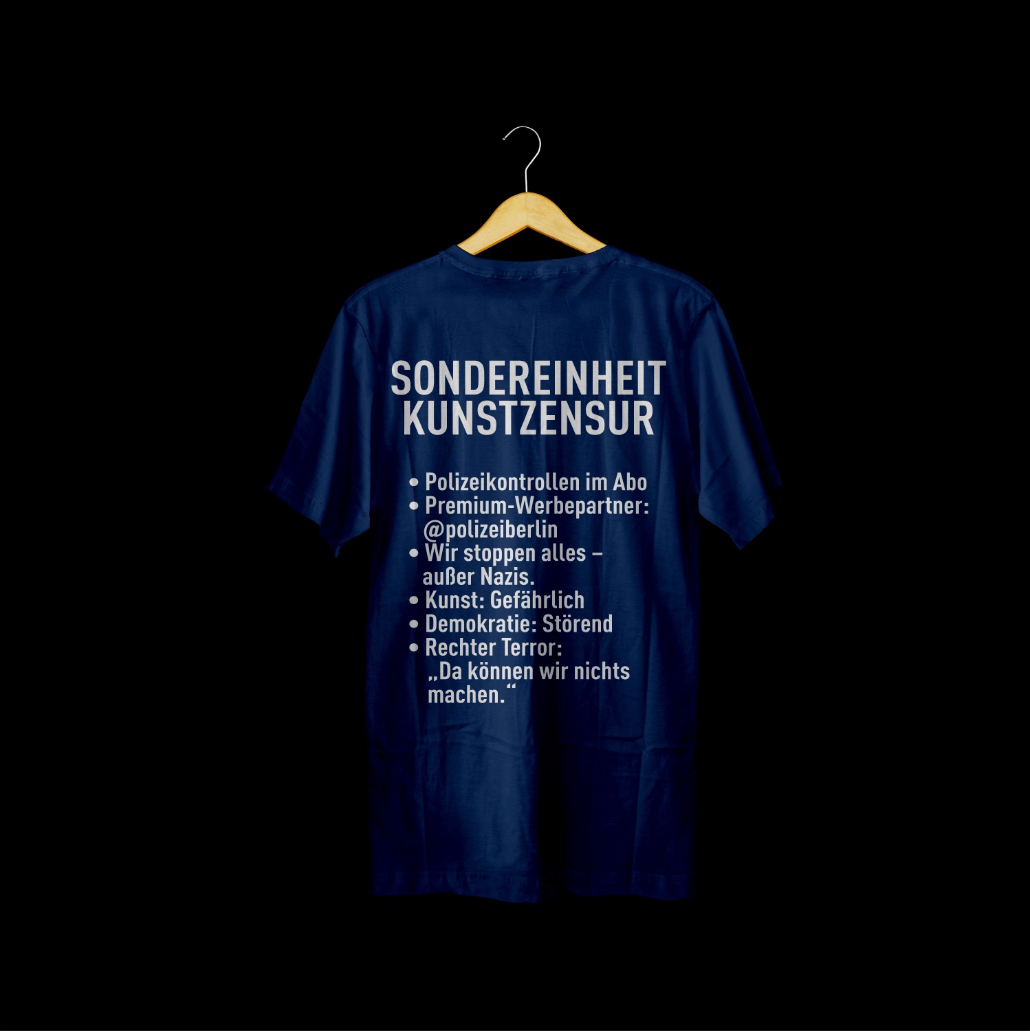 Polizei-Supportershirt des Zentrums für Politische Schönheit. Auf der Rückseite steht: SONDEREINHEIT KUNSTZENSUR • Polizeikontrollen im Abo • Premium-Werbepartner: @polizeiberlin • Wir stoppen alles - außer Nazis. • Kunst: Gefährlich • <br />Demokratie: Störend • Rechter Terror: Da können wir nichts machen.