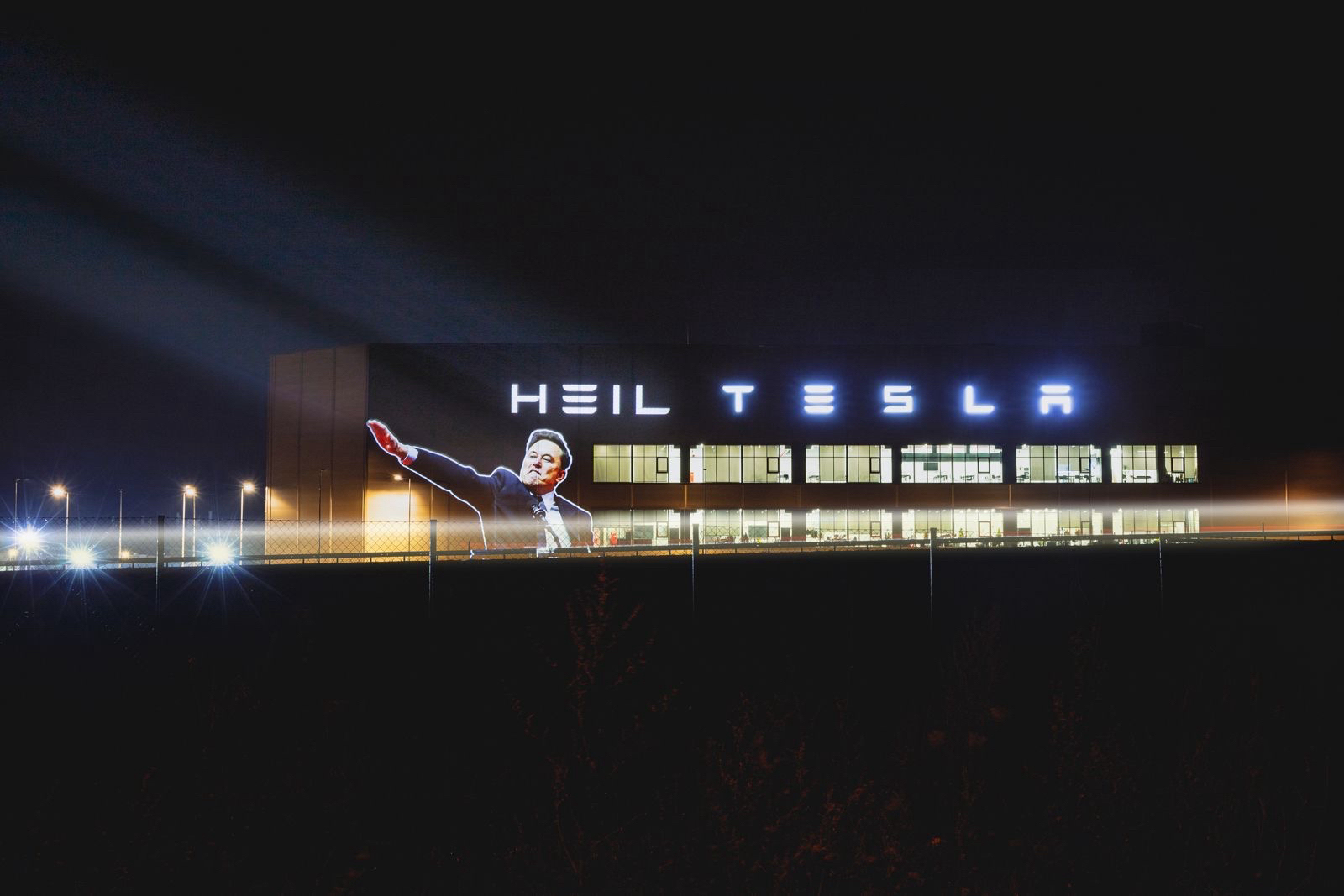 Heil Tesla auf der Gigafactory in Grünheide